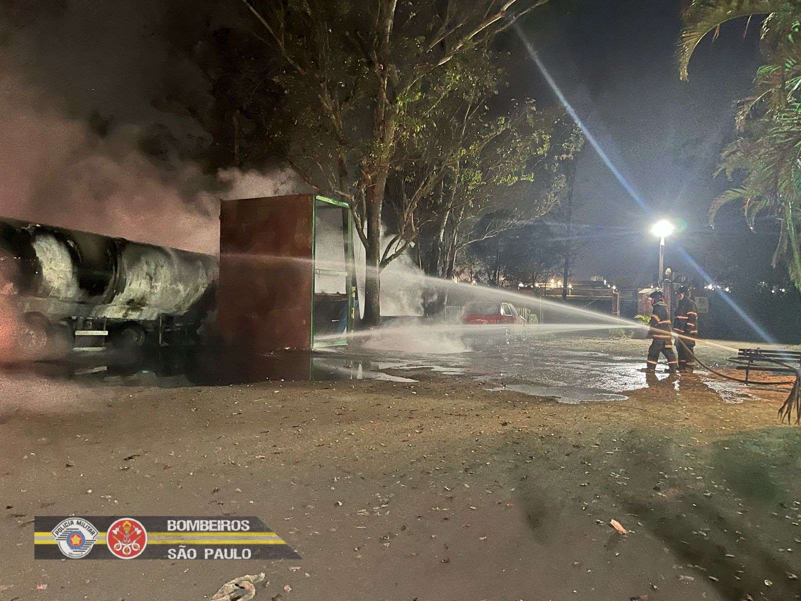 Carreta transportando oxigênio líquido pega fogo na Dutra no trecho de