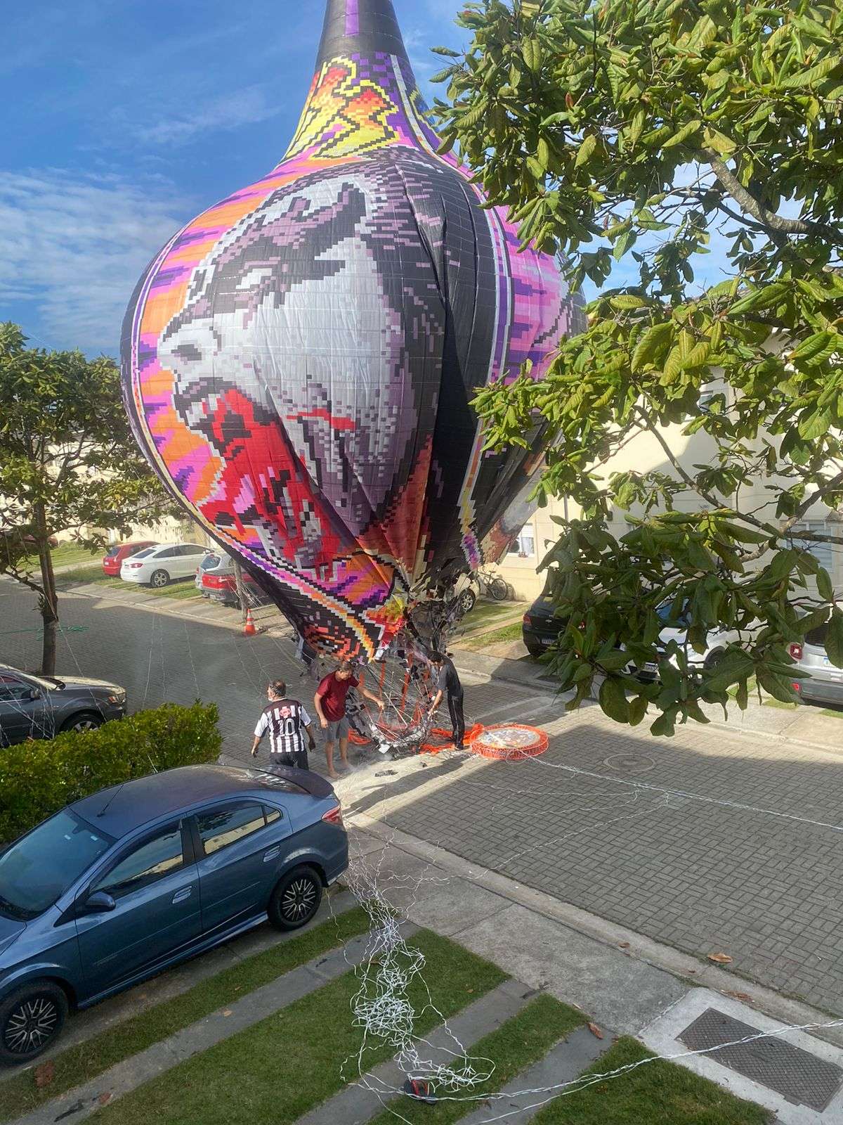 Vídeo: Balão cai em condomínio de Jacareí