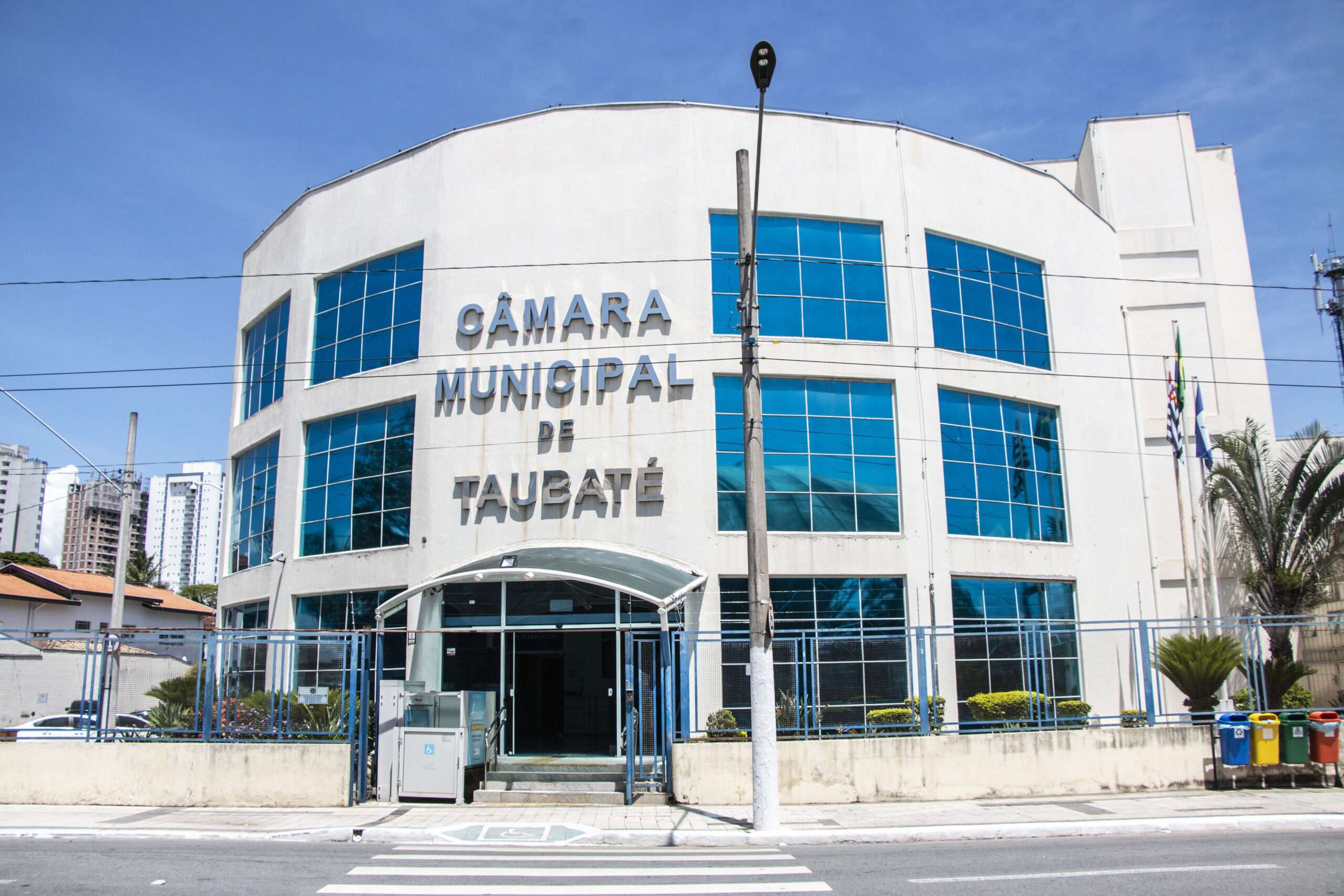Câmara de Taubaté derruba veto de Saud e suspende cobrança da taxa de luz