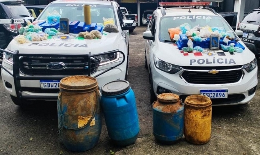 Operação da PM e Polícia Ambiental encontra tonéis enterrados com mais de 54kg de drogas em Ubatuba