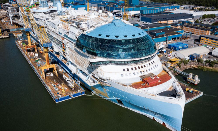 Com 365 metros, maior navio de cruzeiro do mundo faz sua primeira viagem