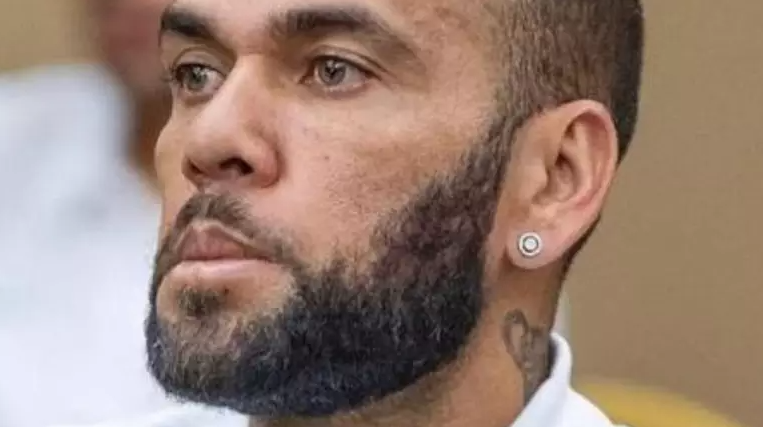 Ex-jogador Daniel Alves é condenado a mais de 4 anos por estupro
