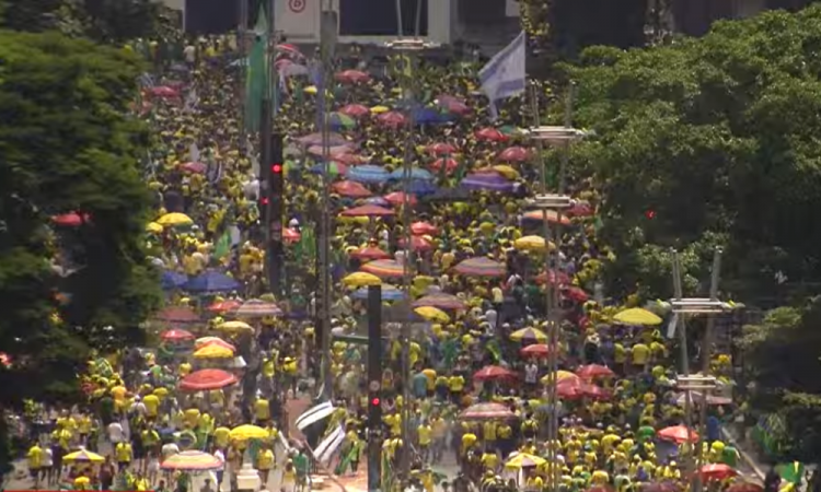 Milhares de apoiadores de Bolsonaro se concentram na Av. Paulista em ato pela democracia