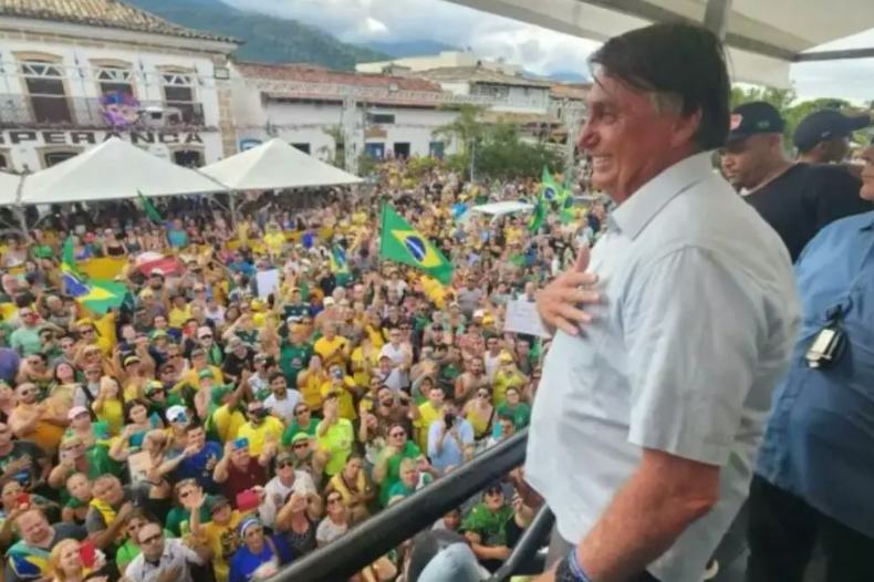 Bolsonaro comparece em São Sebastião para depor sobre o caso da baleia, mas oitiva é adiada para março
