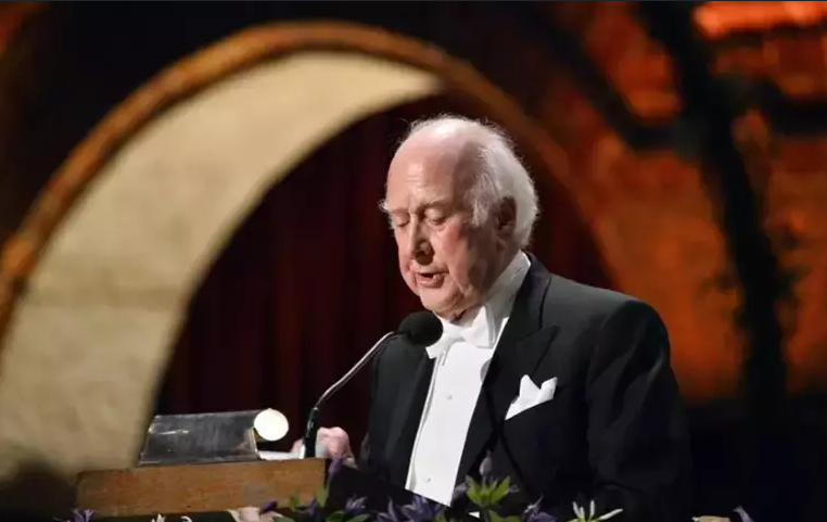 Morre Peter Higgs, vencedor do prêmio Nobel de física, aos 94 anos