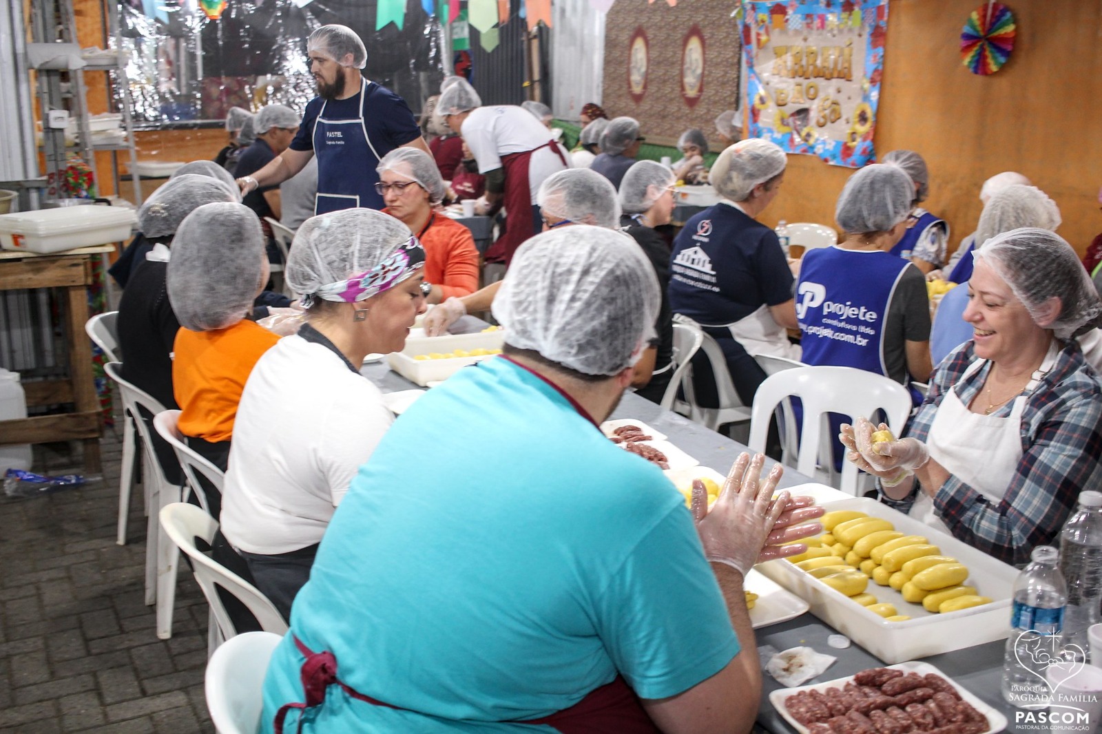 Bolinho caipira, quentão, vinho quente...está aberta a temporada de Festas Juninas