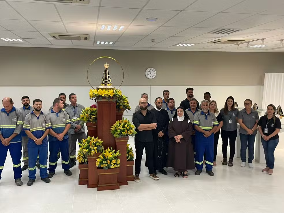 Entrega dos novos mantos de Nossa Senhora Aparecida em cerimônia especial