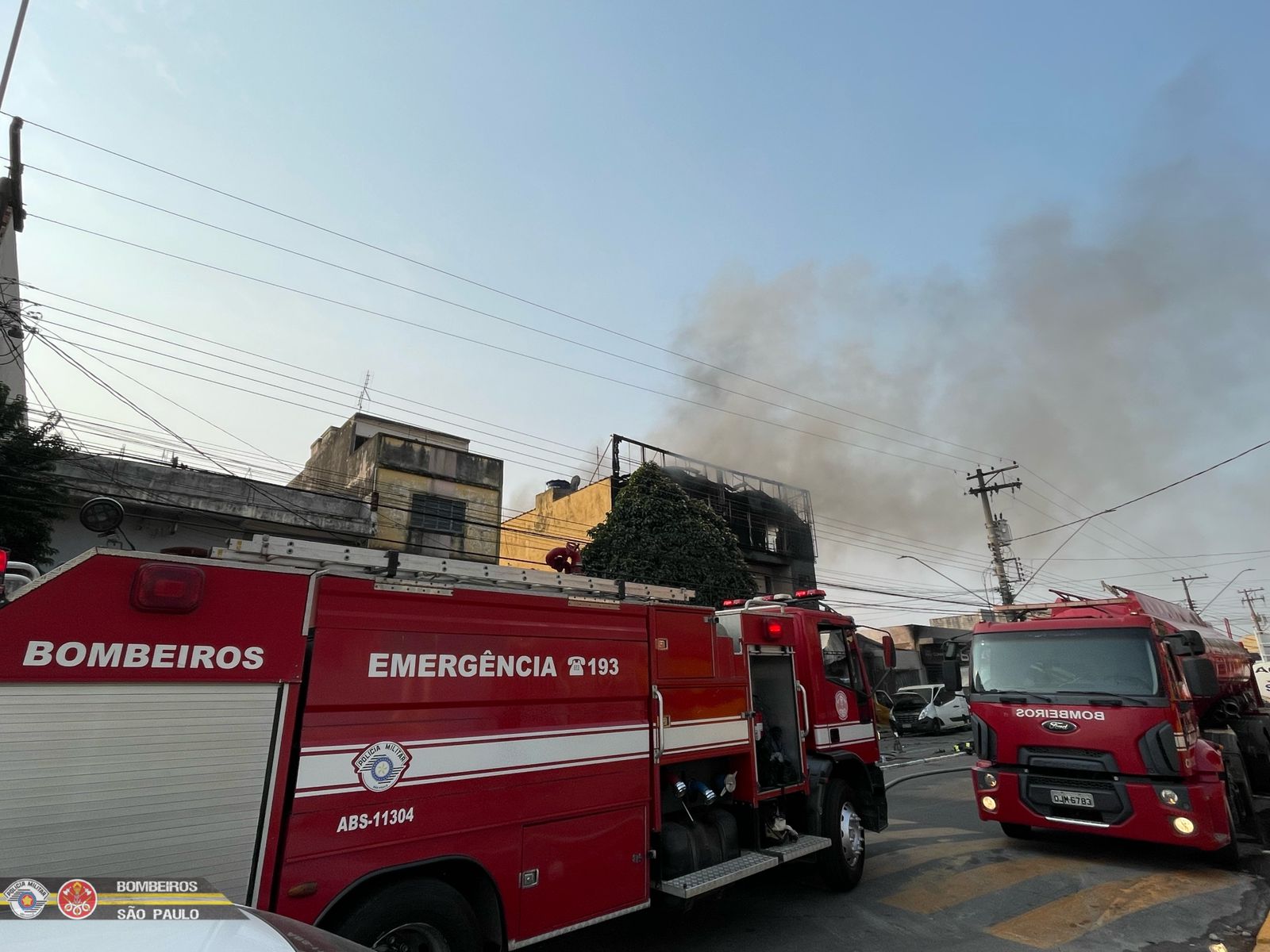 Incêndio de grandes proporções atinge prédio na Avenida Padroeira do Brasil em Aparecida