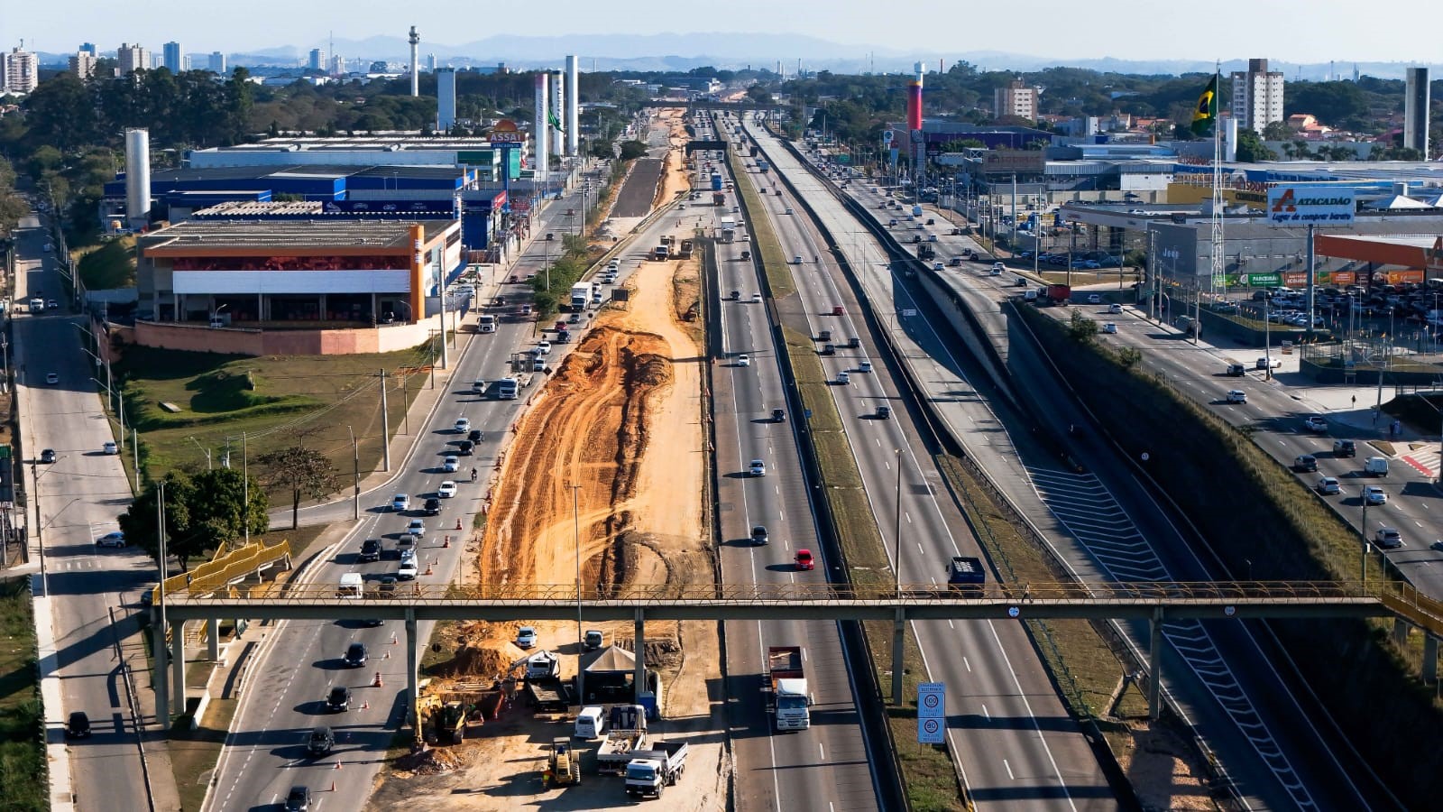 Desvio de trânsito na Dutra para lançamento de passarela em São José dos Campos