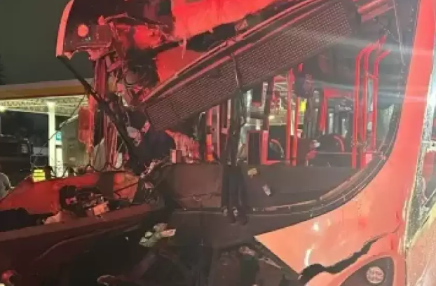 Grave acidente envolve dois ônibus na Dutra e deixa 32 feridos em Guarulhos