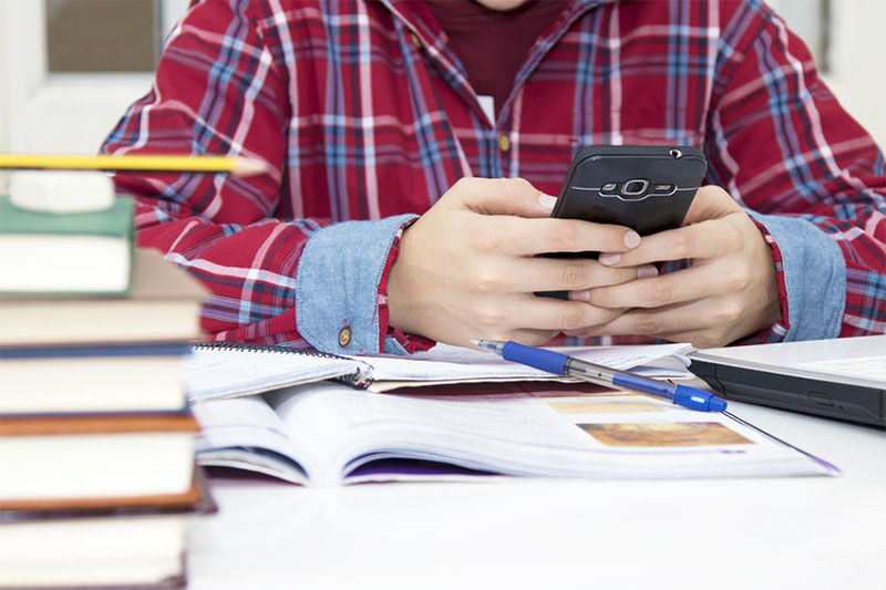 Alesp aprova uso de celulares nas escolas