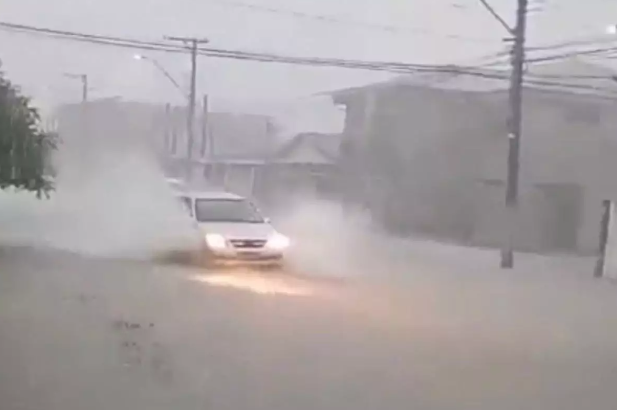 Fortes chuvas causam alagamentos e transtornos em Pindamonhangaba