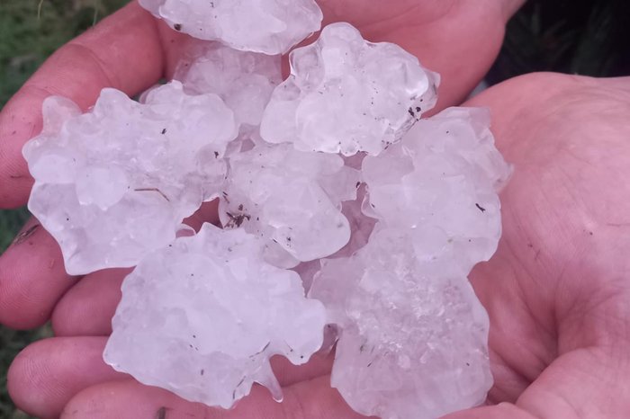 Chuva forte com granizo causa estragos no Vale do Paraíba