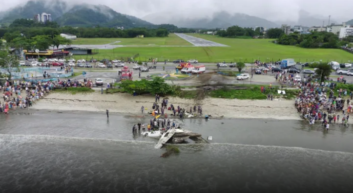 Avião de pequeno porte explode na Praia de Ubatuba, deixando uma vítima fatal