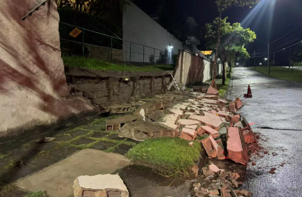 Temporal provoca alagamentos e queda de muro em São José dos Campos